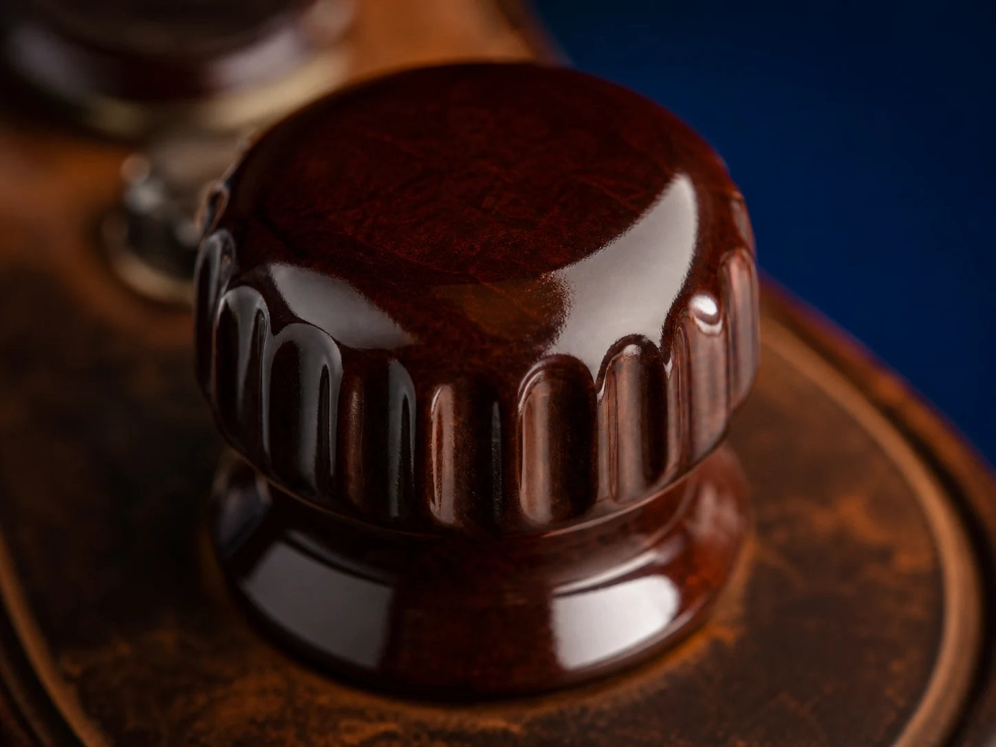Detalhe do acabamento polido de um puxador em baquelite